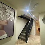 Stylish Mezzanine In Apartmán